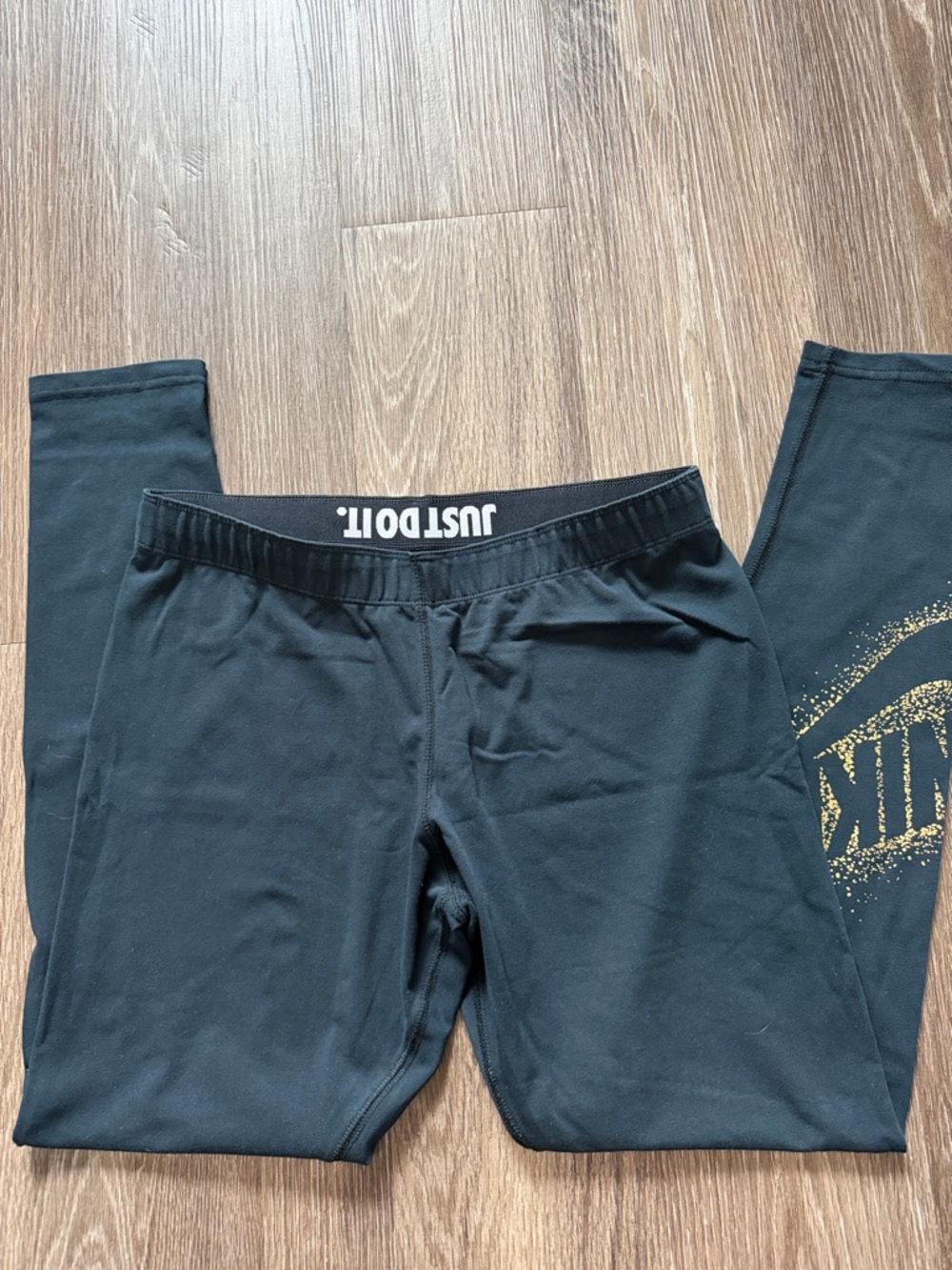 Nike Black T-Shirt and leggings set with Gold Swoosh - Picture 7 of 7